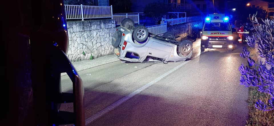 PROMETNA NESREĆA KOD ČIOVA Automobil završio na krovu, intervenirali vatrogasci