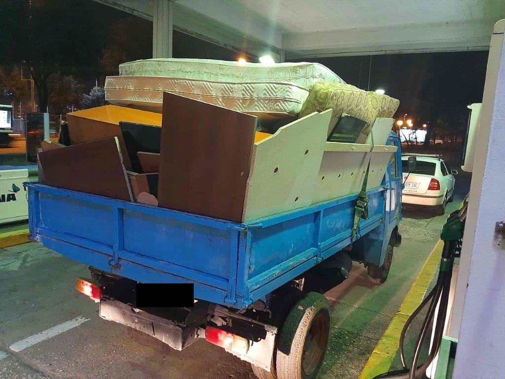 OPASNA SELIDBA U SPLITU Kamion krcat polovnim namještajem "osigurao" samo jednim španerom