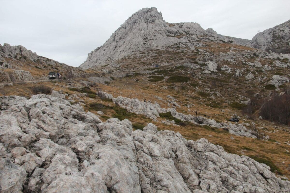Dvojica mladića sletjela u 60 metara duboku provaliju na Velebitu: Planinari vidjeli kako ispadaju iza auta!