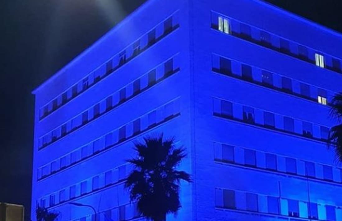 Zgrada splitske Banovine osvijetljena plavom bojom, pročitajte zbog čega