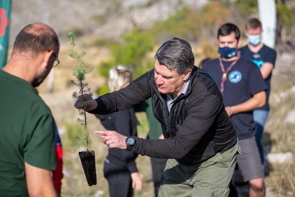 Radni vikend za 300 volontera Boranke: Na Mosoru posadili nove tisuće sadnica, a pridružio im se i Predsjednik Republike Hrvatske