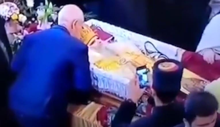 Nakon što je poljubio Amfilohija, zarazio se koronom?