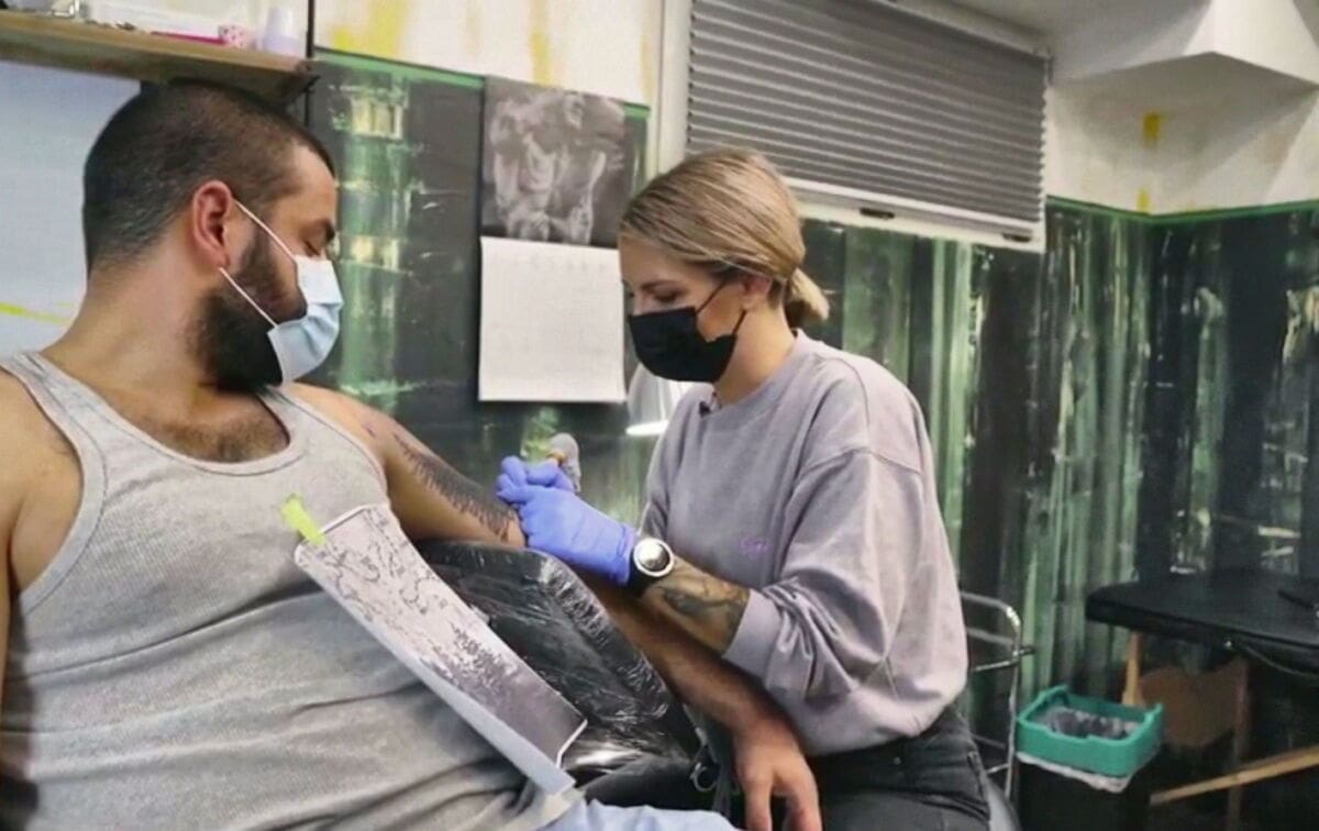 DVI-TRI RIČI Poznati tattoo studio: Ovako izgleda tetoviranje snježne situacije iz 2012.!