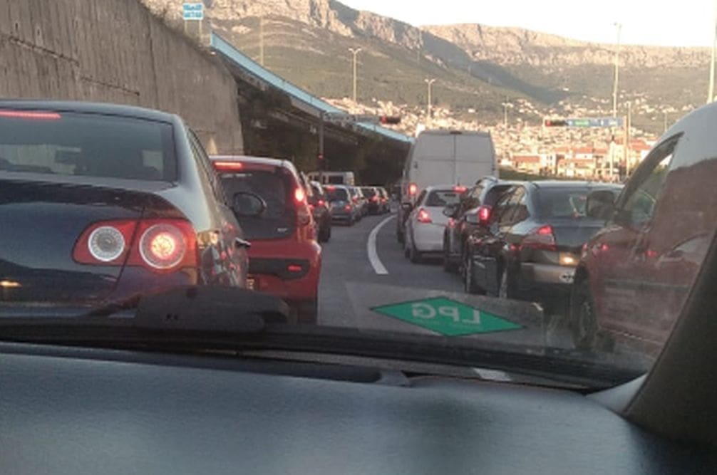 ZAGUŽVALO Čeka se u kolonama u Ulici Zbora narodne garde, u oba smjera