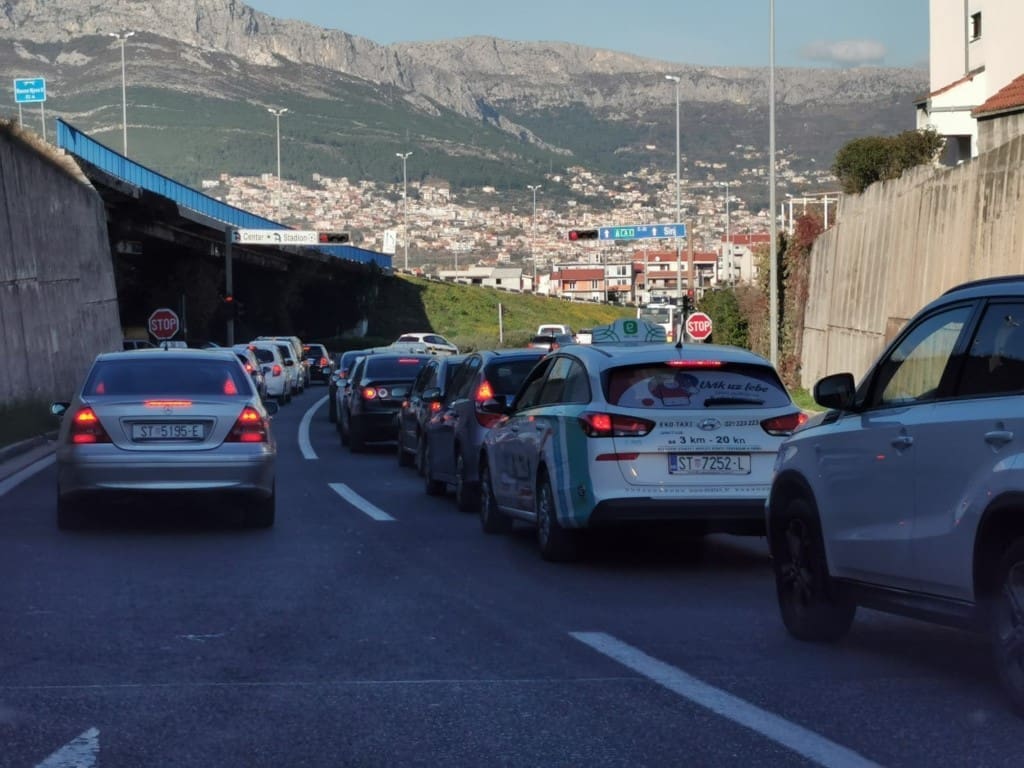 Ogromne gužve na ulazu u grad: Je li razlog Crni petak ili nešto drugo?