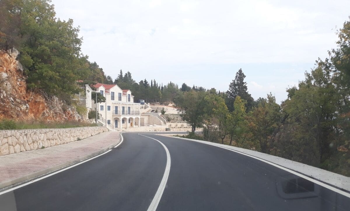 Obnovljen kolnik ŽC 6156, dionica Crveno jezero – Modro jezero