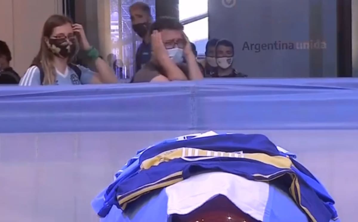 LIVESTREAM Suze i plač u Argentini: Tisuće se opraštaju od Maradone