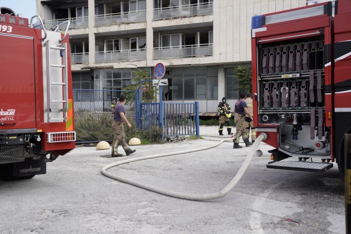 GORI ZGRADA DALMACIJAVINA: Zapalio se madrac u jednoj od prostorija nakon čega se požar proširio