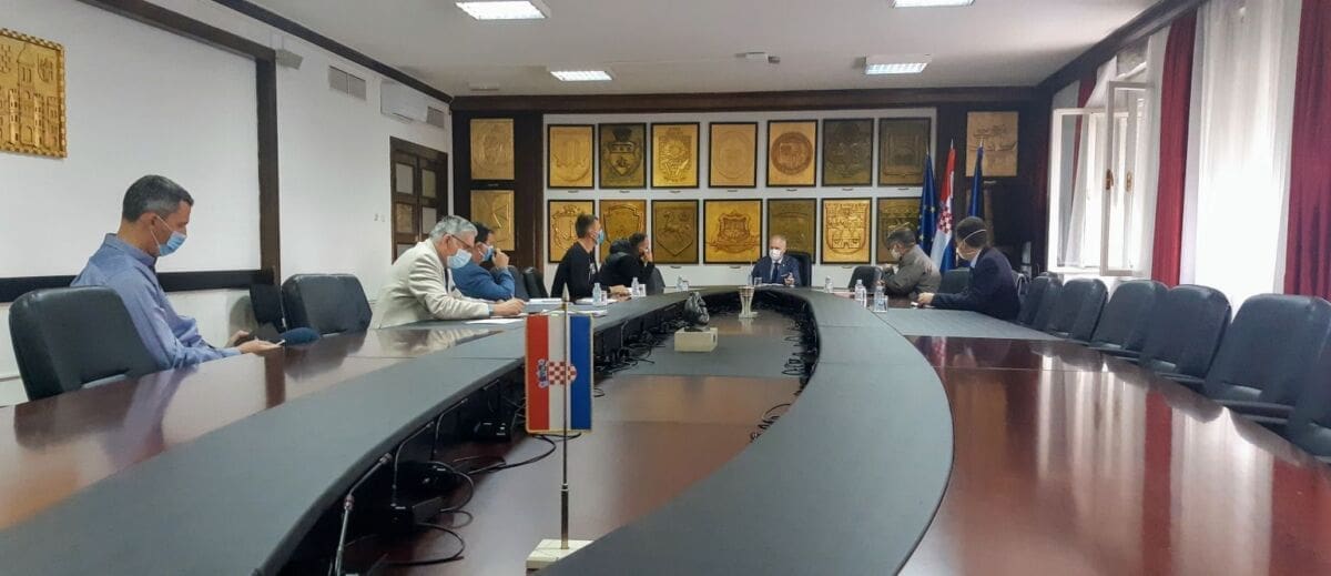 ZAJEDNO ZA OČUVANJE ZDRAVLJA, MORA I OKOLIŠA Predstavnici građana Vranjica i Kaštelanskog zaljeva kod splitskog gradonačelnika