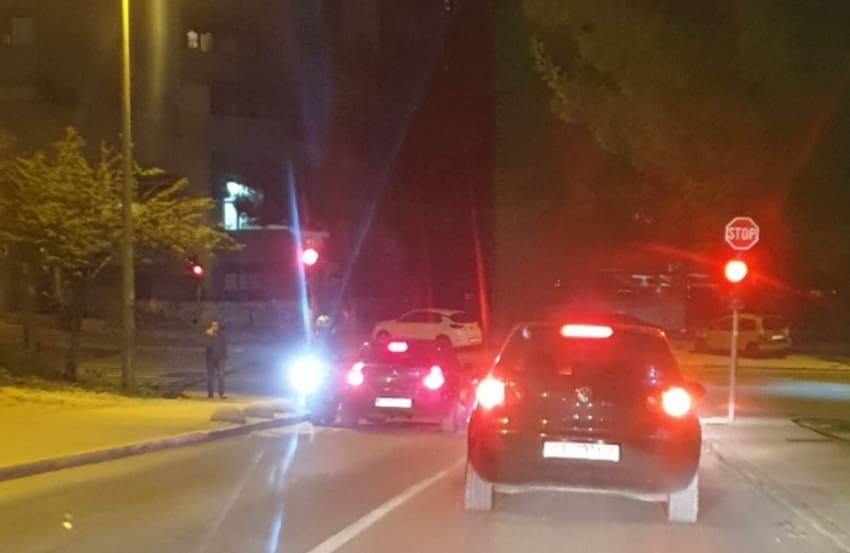 NEVJEROJATNA SCENA: Pogledajte što ovaj vozač "izvodi" na semaforu u Splitu