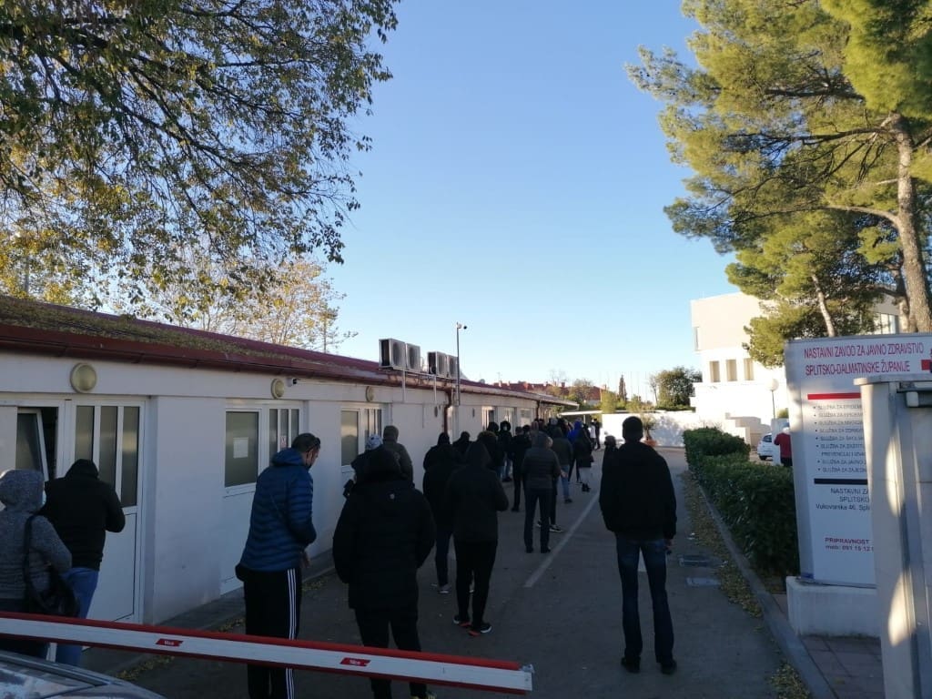 Splićani na buri čekaju red za testiranje na Higijenskom, gužva je ogromna