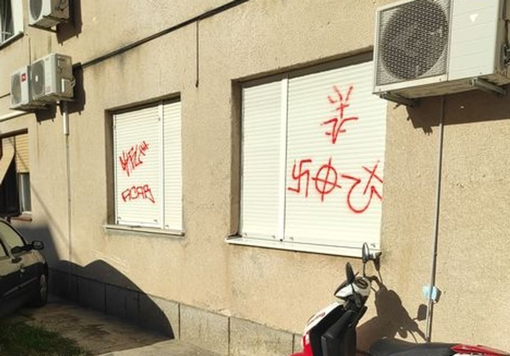 VANDALIZAM U SPLITU: Grafiti mržnje osvanuli na prozorima zgrade, građani bijesni