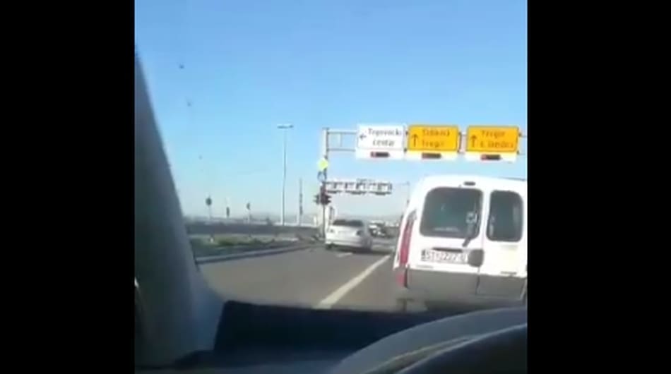 KAKVA DRSKOST I NEKULTURA: Pogledajte kako se ovaj vozač ponaša na brzoj cesti prema Kaštelima
