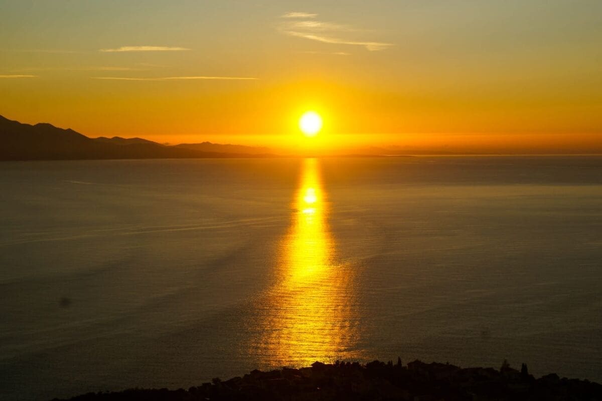 IZNAD OBLAKA Pogled s padina Biokova: Pogledajte 10 minutni zalazak Sunca u 10 sekundi