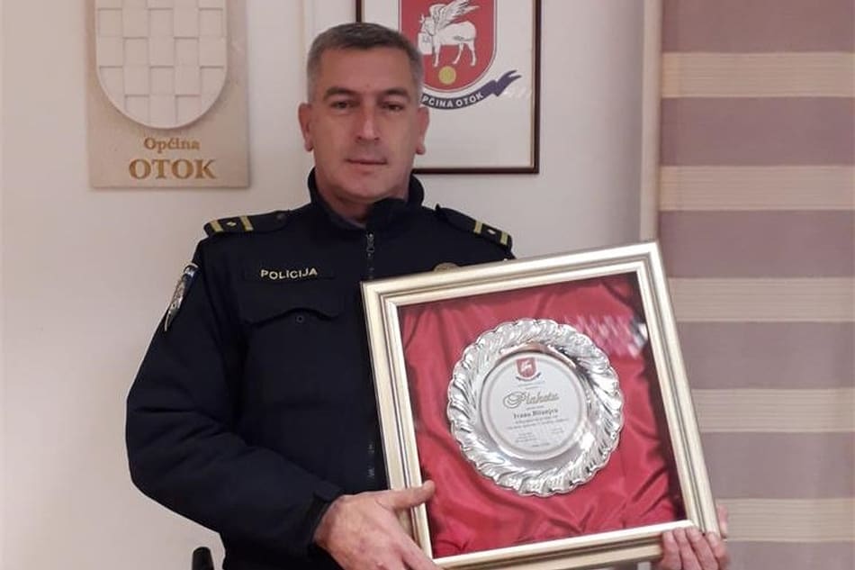 "VELIKO SRCE DOBROG ČOVJEKA" Policajac Ivan Bitunjac dobio nagradu općine Otok