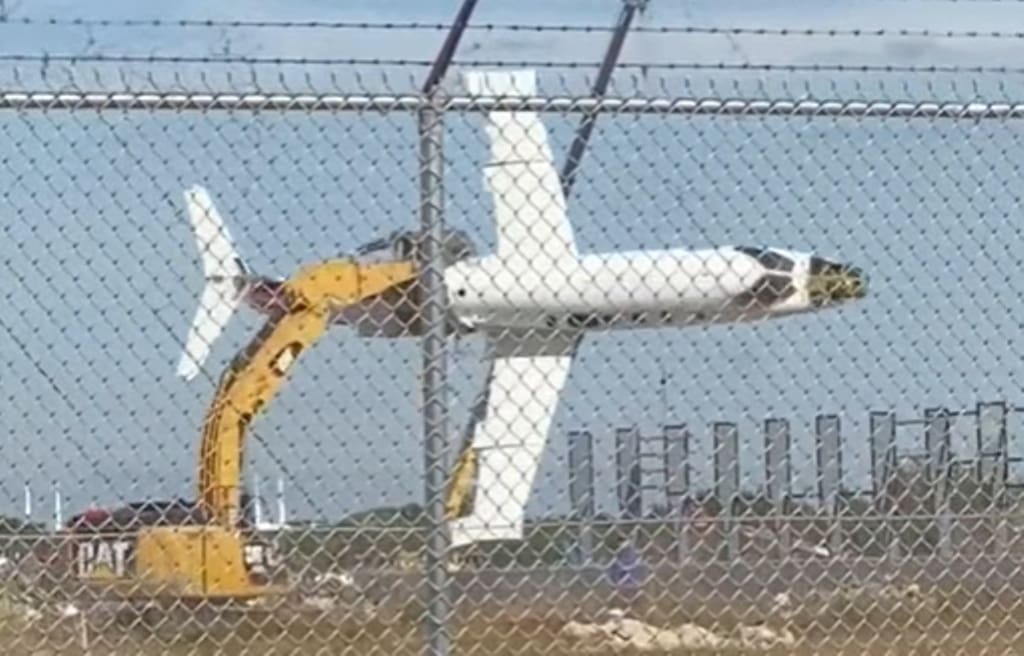 NEKI NIKAD NE ODRASTU Društvene mreže gore: Bagerom ugrabio zrakoplov i vrtio ga u zraku