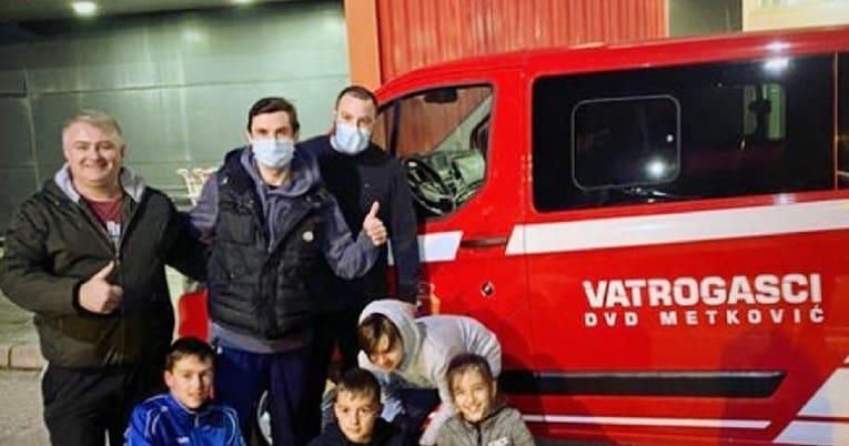 Srna vatrogasnim kombijem krenuo iz Metkovića u pomoć Petrinji