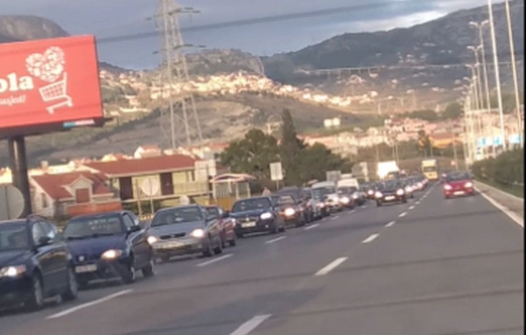 Ogromna gužva na Smokoviku: Ništa čudno jer je petak, ura za ić' s posla, a dogodila se i prometna