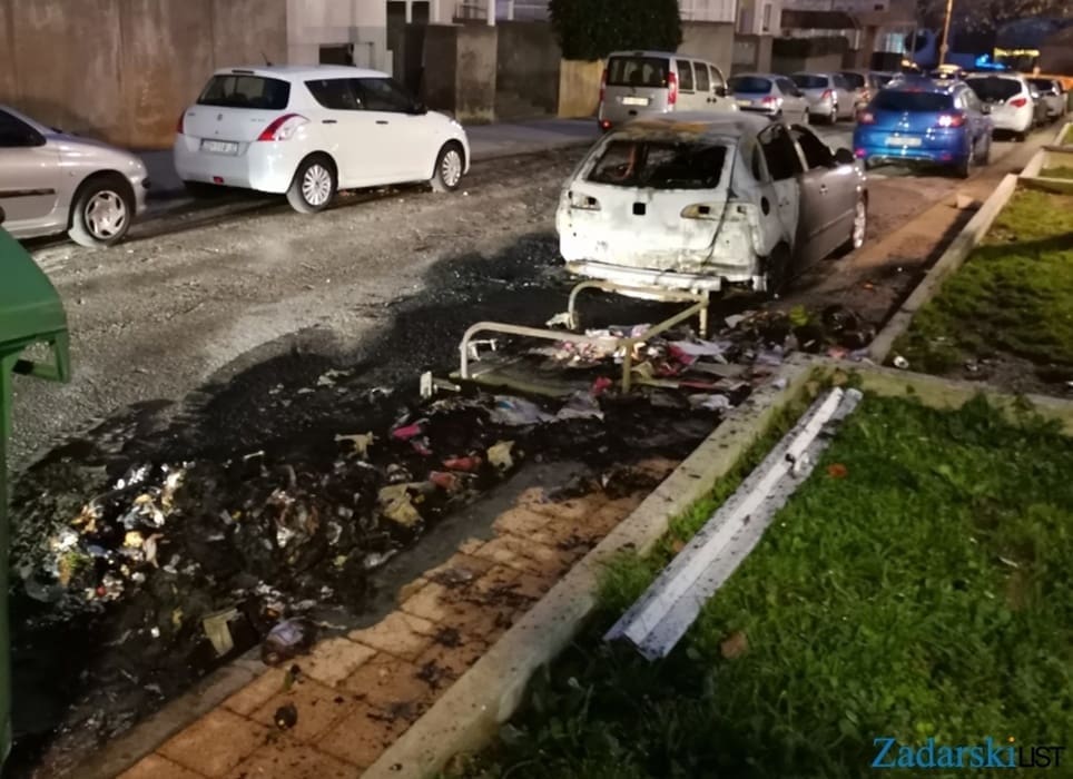 PRIVEDENO PET OSOBA Netko je zapalio kontejnere, vatra se proširila na četiri automobila. Seat izgorio u cijelosti