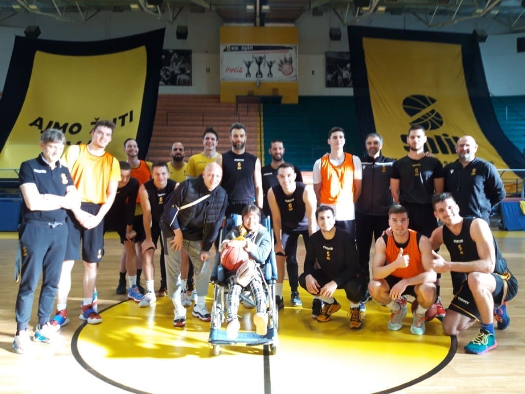 VELIKO SRCE "ŽUTIH" Košarkaši Splita ugostili vjernu navijačicu Andreu