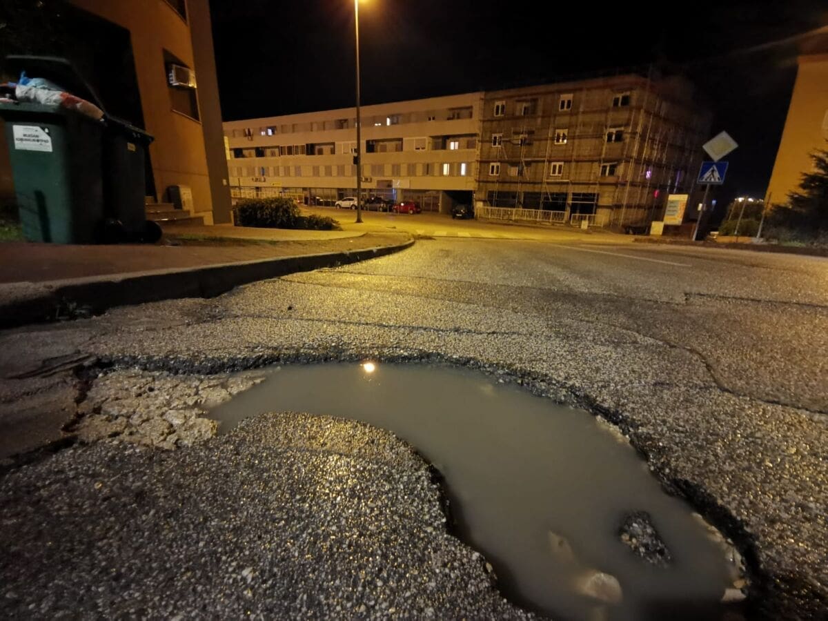 OVO JE NEVJEROJATNO Pogledajte stanje jedne od splitskih prometnica: Čitatelj: "Strašno, netko će uništiti auto"