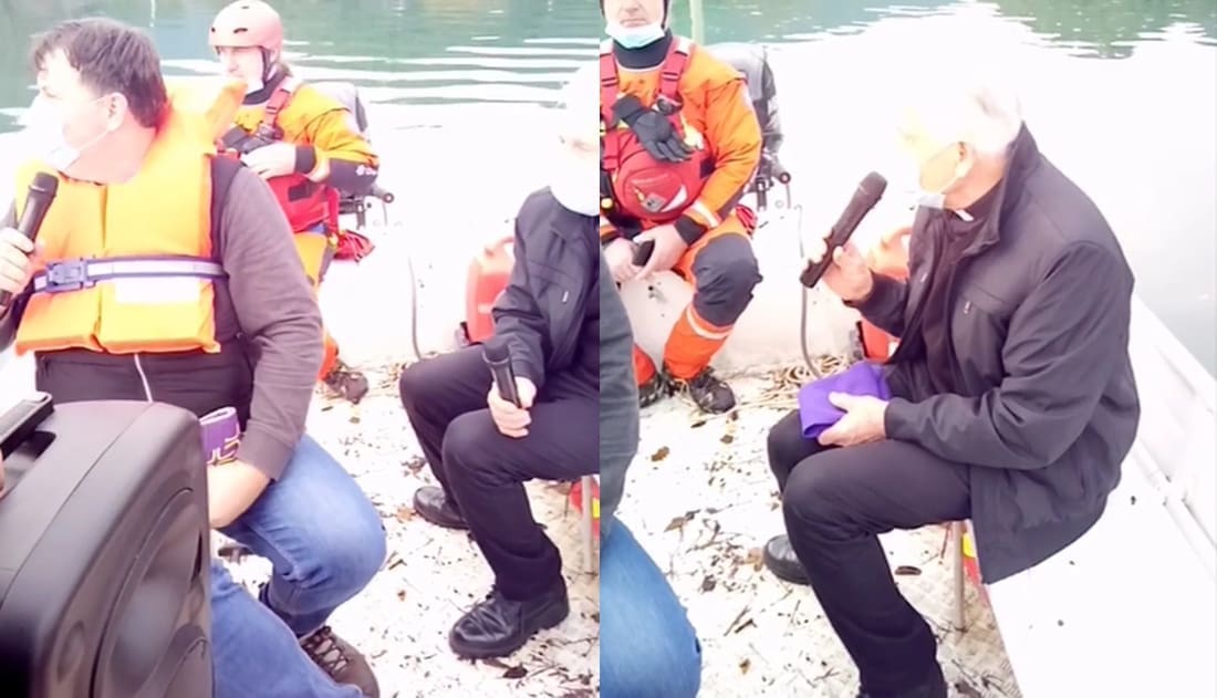 DIRLJIVI PRIZORI Svećenici s čamaca molili sa stanovnicima poplavljenih Kokorića: "Suosjećamo s vama, pametni ste, hrabri i snažni"