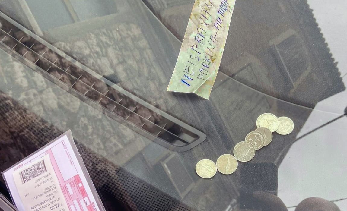 Vozač tvrdi da je parking automat bio neispravan. Usprkos ostavljenoj poruci, stigla mu "čestitka"