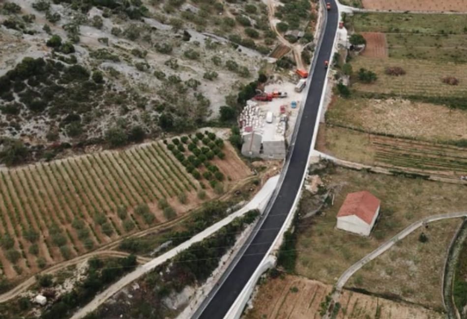 NASTAVLJAJU SE RADOVI NA CESTI POSTIRA - DOL Načelnik: "Ovim zahvatom rekonstruira se cesta i regulira se korito bujice"