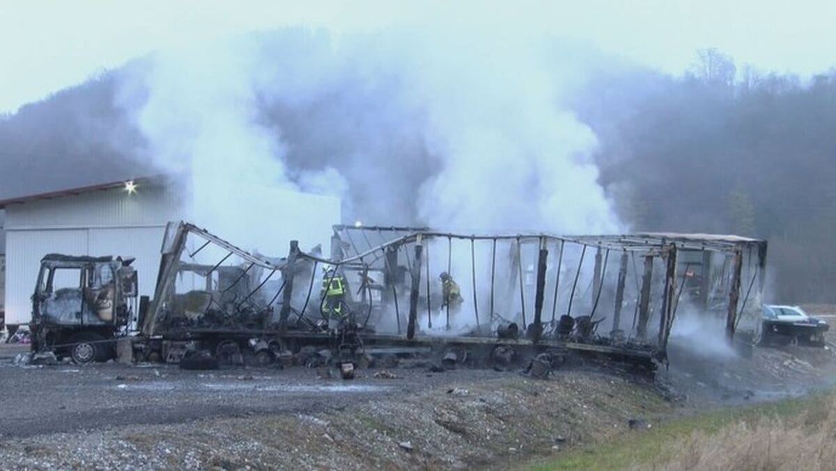 IZBJEGNUTA STRAŠNA EKSPLOZIJA Na parkiralištu izgorjela tri kamiona u kojima je bila roba