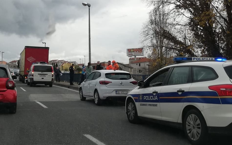 PROMETNA NESREĆA NA ŠIRINI: Sudar osobnog i teretnog vozila