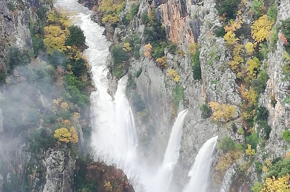 IMPRESIVNO I VRLO RIJETKO VIĐENO: Pogledajte kako izgleda ovaj slap u blizini Zadvarja