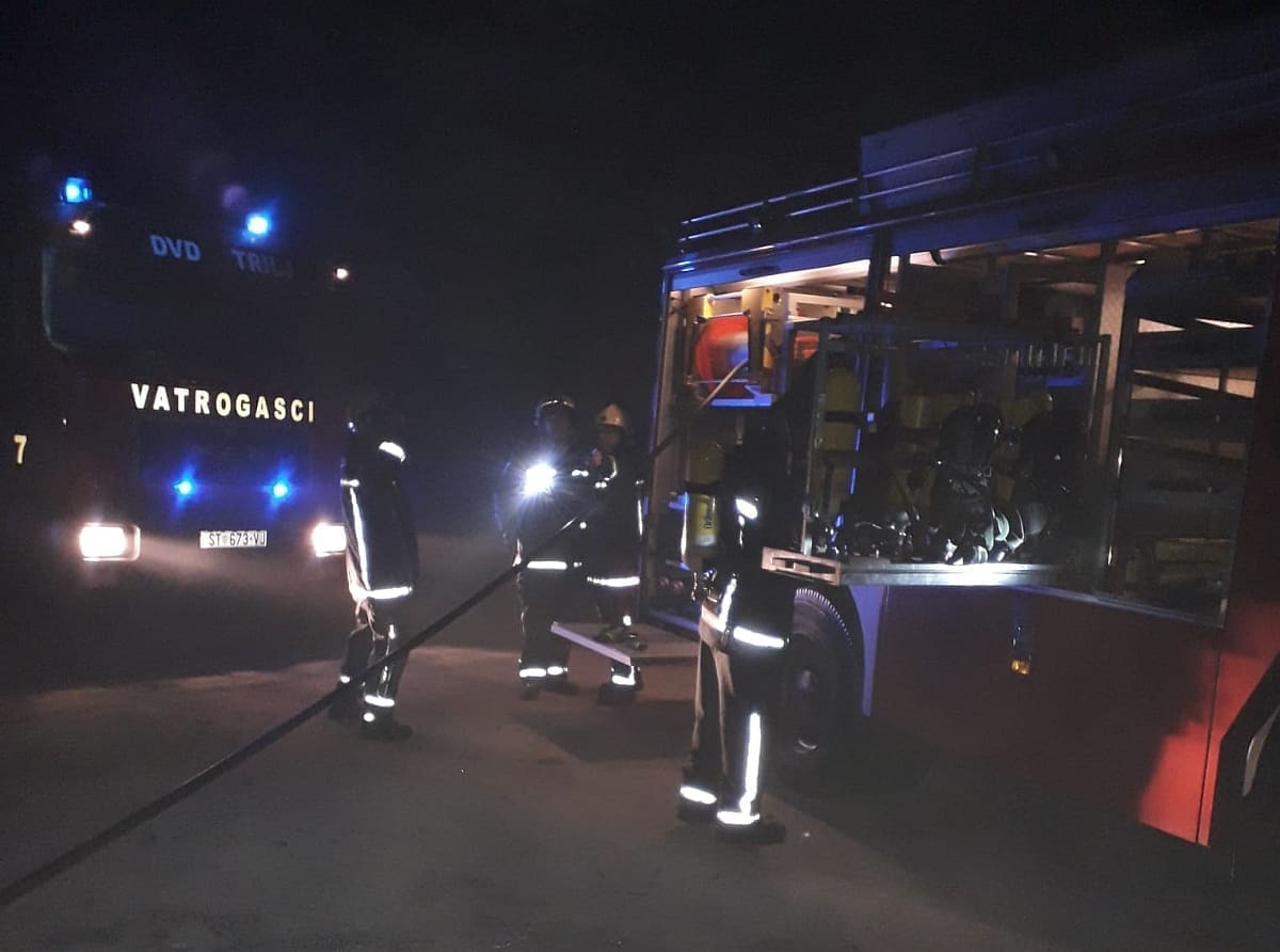 POŽAR U TRILJU Planulo u staroj tvornici plastičnih masa