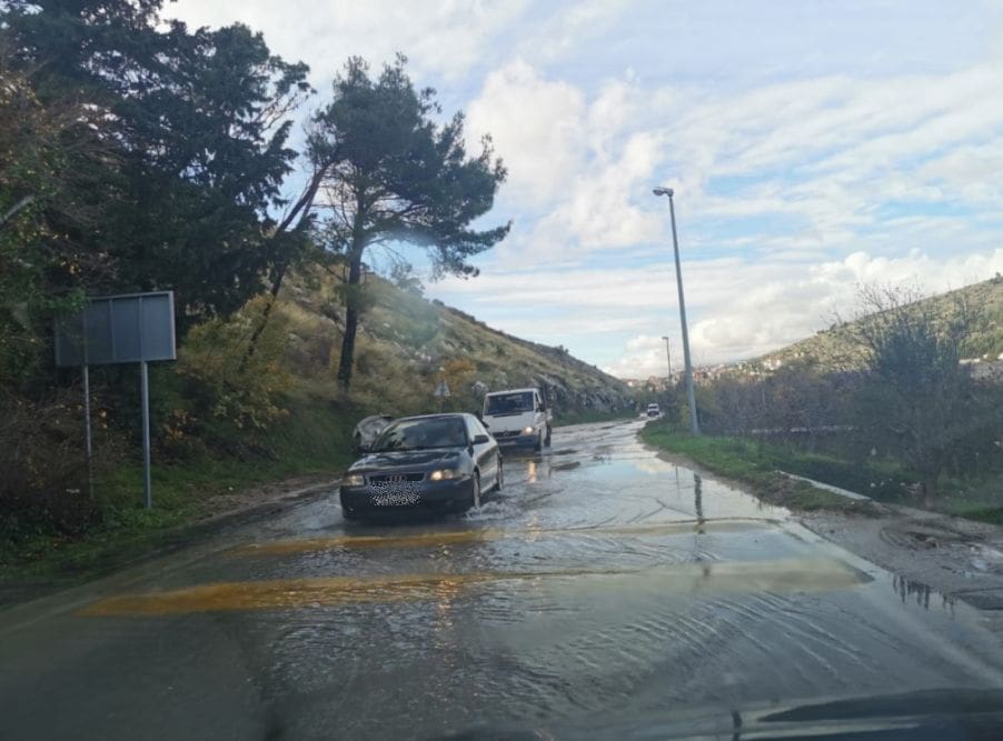 Pogledajte cestu na ulazu u Žrnovnicu, zapravo je pretvorena u rijeku