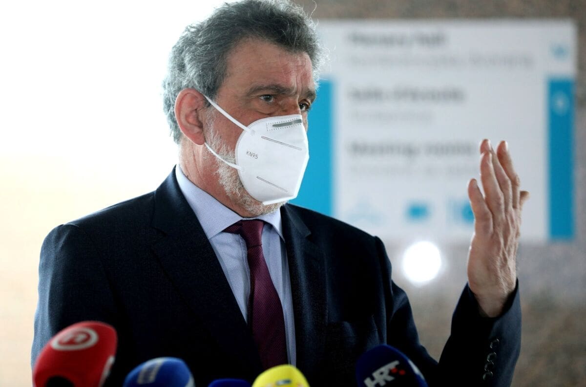 PROBLEMI ZBOG COVID POTVRDA Fuchs: "Tražit ću da svi cijepljeni 1 dozom mogu odmah na posao"