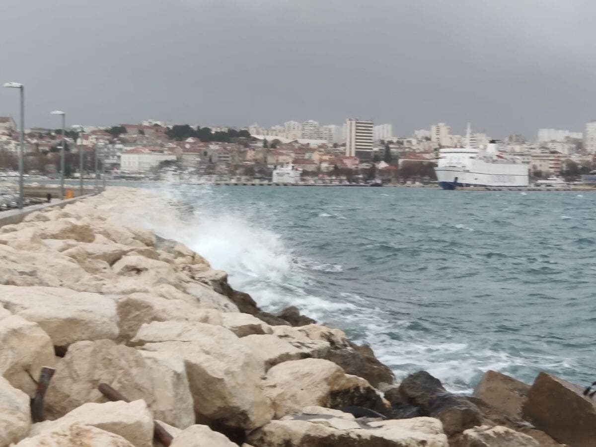 OLUJNI UDARI JUGA U prekidu brojne trajektne i katamaranske linije