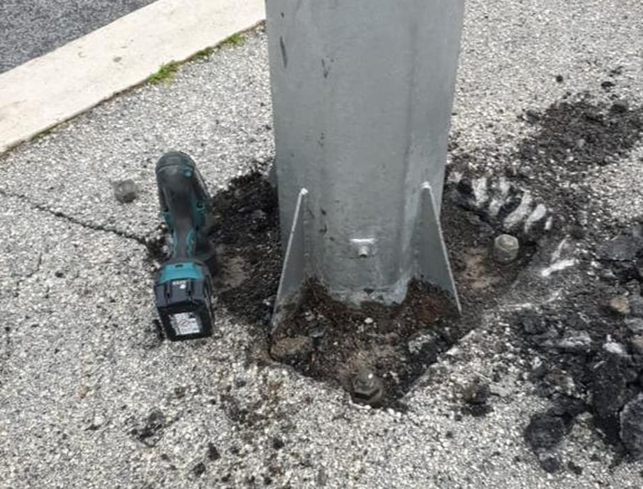 Grad: "Odmah smo sanirali stup koji se ljuljao"; Gradski vijećnik: "Zna li netko od vas iz Grada razliku između vijka i matice?"