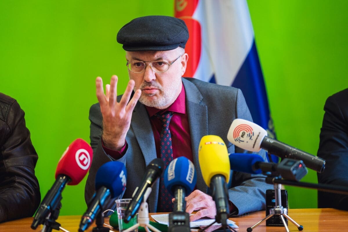 VUCO NAPRAVIO SHOW Obratio se novinarki: "Vi ste neka Kerumova sto posto. Došli ste Vuci, a ne Škori "