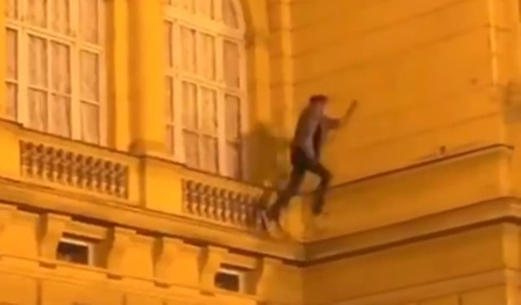 DA SE NAJEŽIŠ Opasna igra: Pogledajte što je radio mladić koji se popeo na zgradu HNK