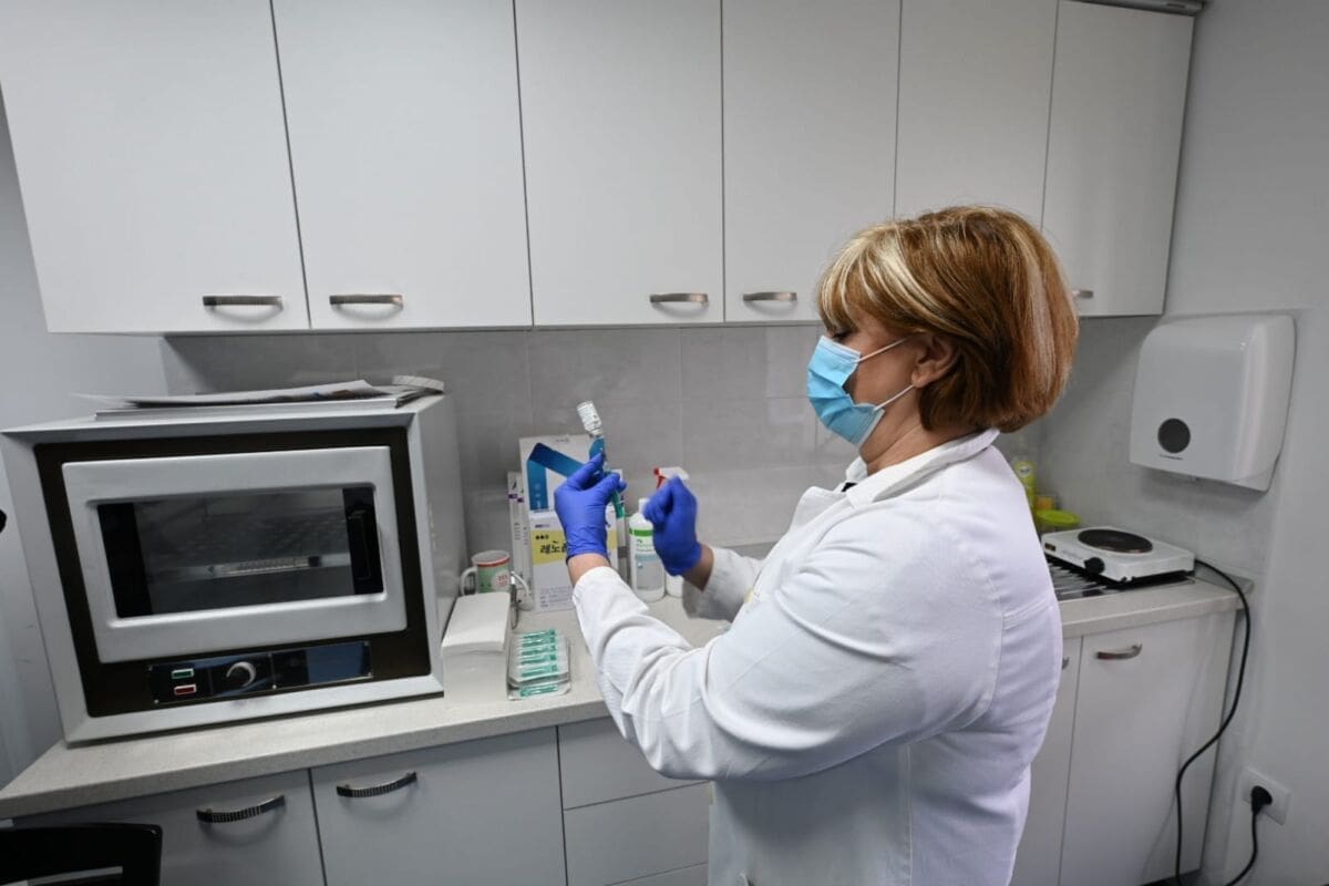 U Splitu raste broj ljudi na respiratoru, ali i broj onih koji idu po svoju dozu cjepiva