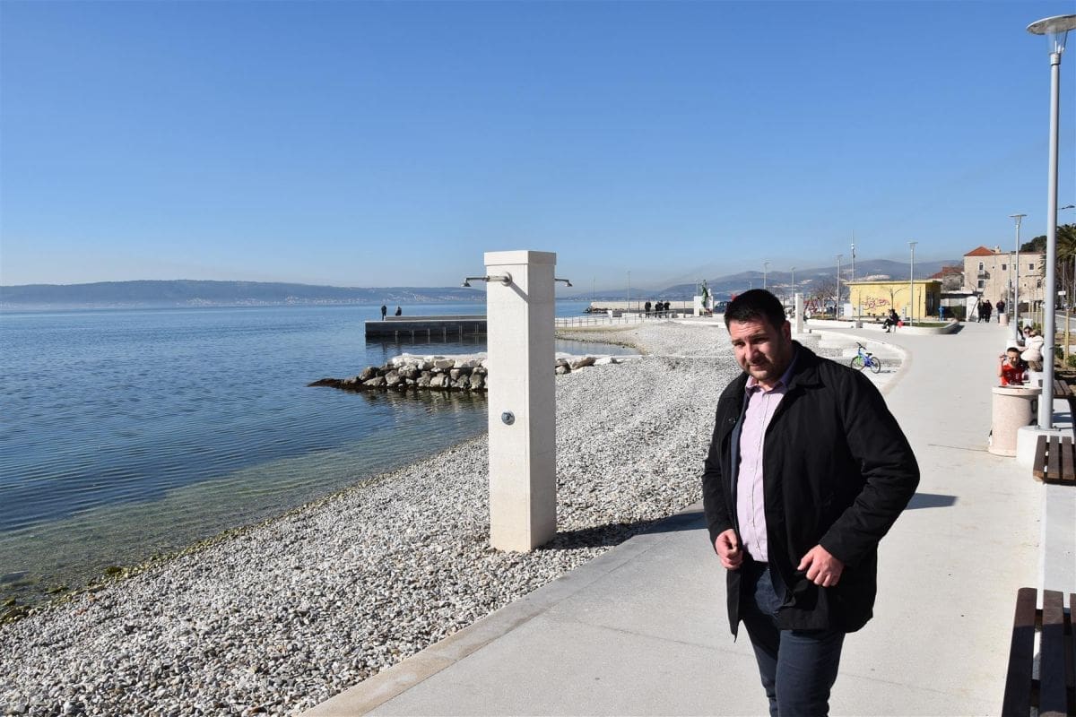 Gradonačelnik Denis Ivanović obišao završne radove na uređenju plaže u Kaštel Lukšiću i proširenju groblja u Kaštel Kambelovcu