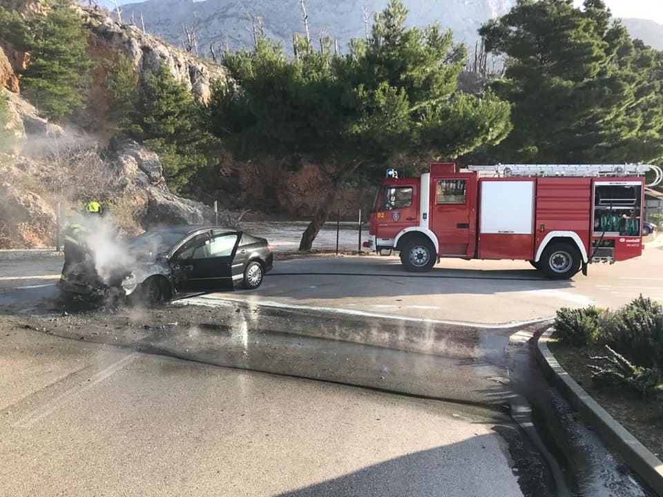 UŽASNI PRIZORI U DALMACIJI Zapalio se auto, ogromna materijalna šteta