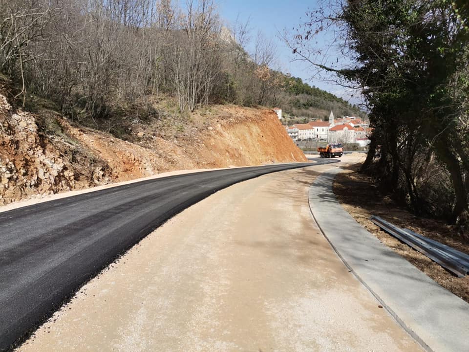 VRLIKA-MAOVICE U tijeku su radovi na sanaciji dviju uzastopnih krivina u duljini od 300 metara