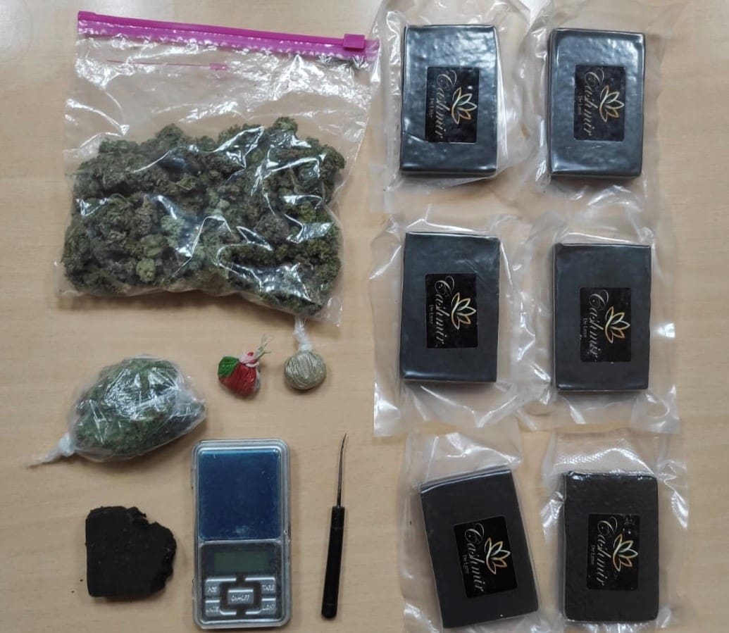 TAKO MLAD, A VEĆ DILER Splitska policija kod 18-godišnjaka pronašla hašiš i "travu"