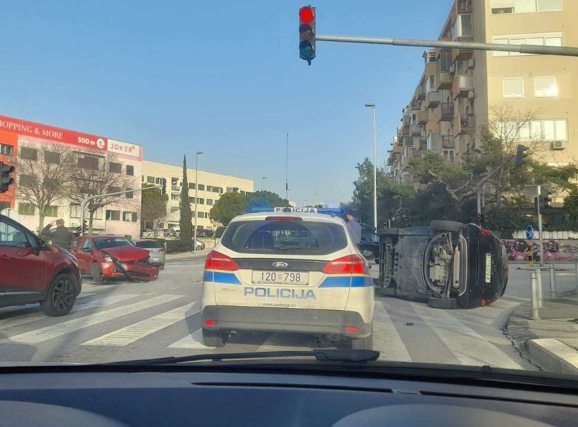 SUDAR NA POLJUDU Nesreća u Splitu: Automobil završio na boku