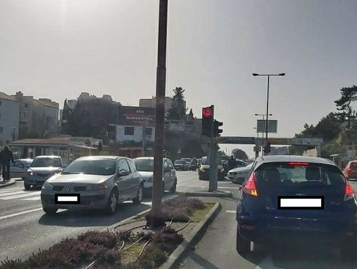 TOTALNI KRŠ U POLJIČKOJ Sudar četiri osobna automobila, stvaraju se ogromne gužve