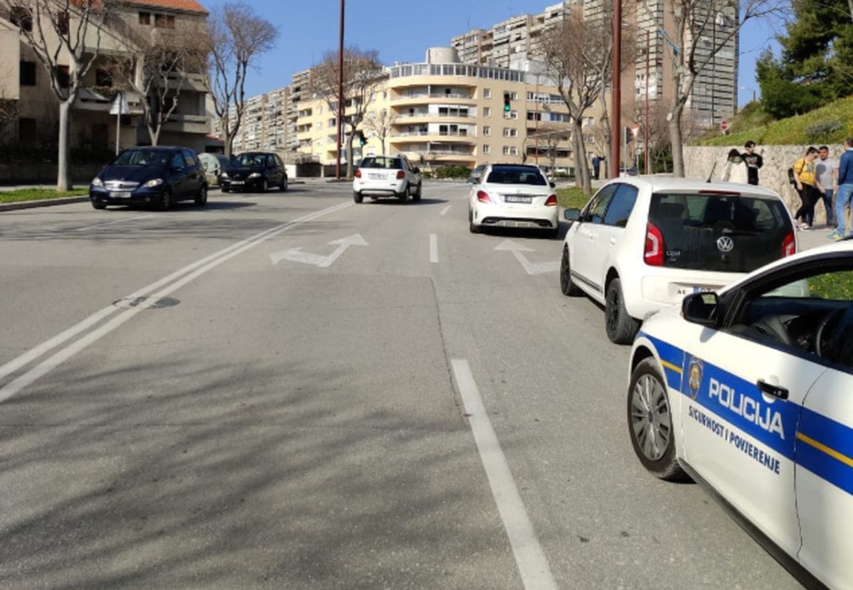 NE TREBA PUNO DA SE DOGODI NESREĆA Na križanju Velebitske i Moliških Hrvata sudarila se tri automobila