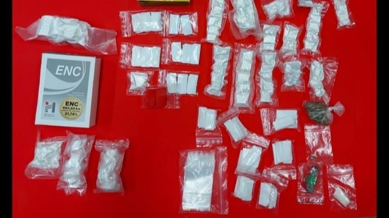 Pas otkrio drogu u BMW-u u Dalmaciji: Pronađeno više od pola kila kokaina kod 60-godišnjaka