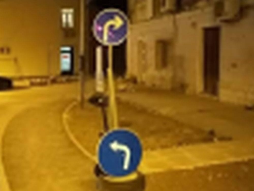 NELOGIČNI PROMETNI ZNAKOVI Kamo skrenuti - ulijevo ili udesno? Slika iz Dalmacije postala viralni hit