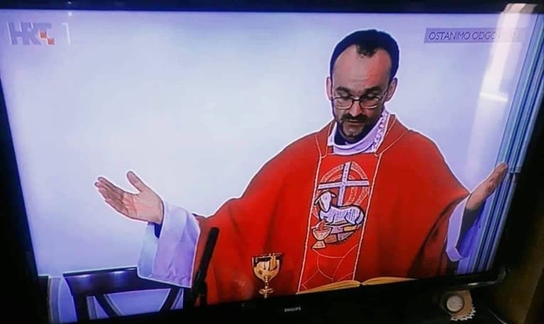 Prizor iz kuće u Dalmaciji postao hit: "Blagoslov u doba korone"