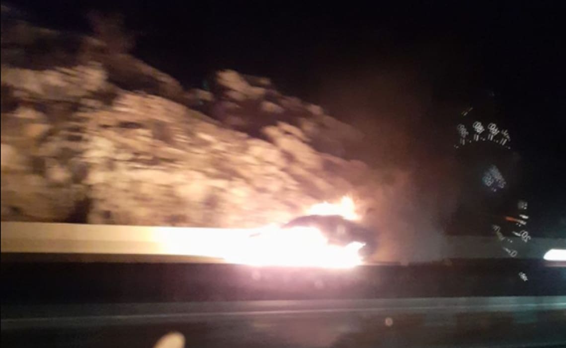 Cijeli automobil "progutala" vatra! Gori auto na brzoj cesti Solin - Klis